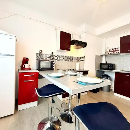 Aux Deux Ferries - North * Calais