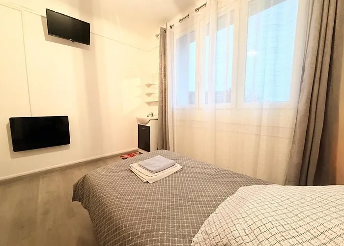 Aux Deux Ferries - North * Calais